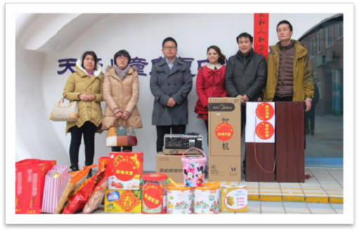 2014年2月12日 帶著(zhù)新北區三井小學(xué)的部分兒童攜帶禮品等走進(jìn)“常州天愛(ài)”與這些“星星的孩子”零距離的接觸。